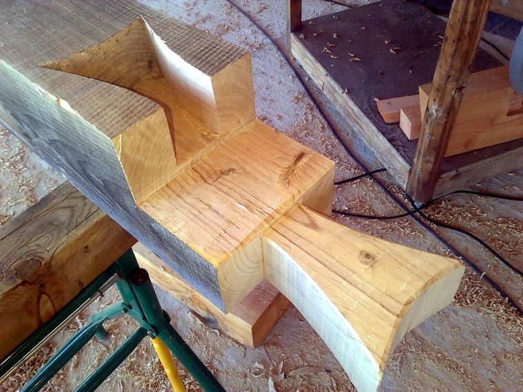 Assemblage de charpente taillé à la main