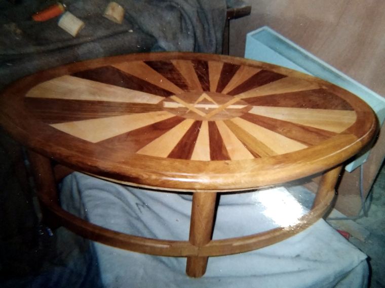 Table ronde à plateau marqueté