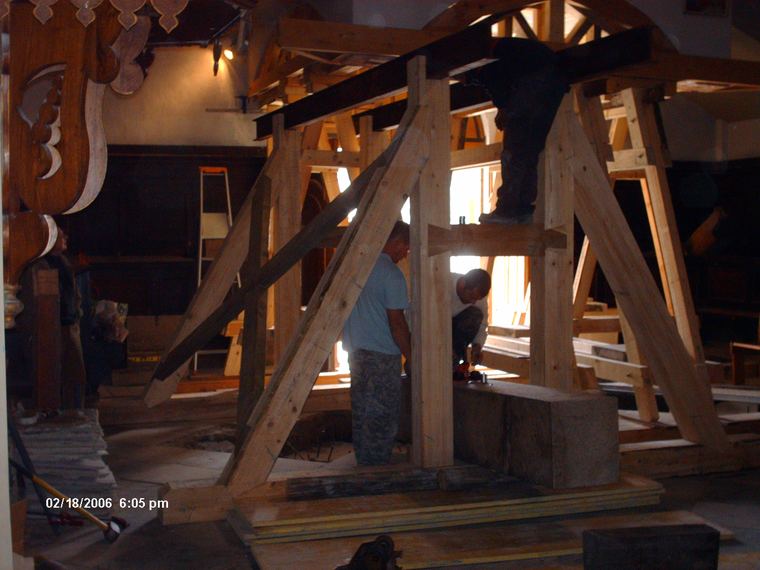 Étaiement bois d'une charpente d'église